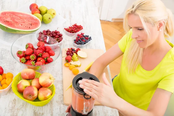 Zralá žena prolnutí smoothie — Stock fotografie